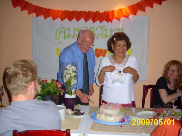 Anschnitt der Hochzeitstorte im Bambushaus 2009