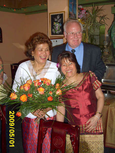 Thai-Restauarntchefin Chawee gratuliert den Brautleuten