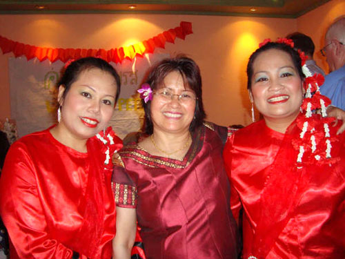 Restaurantchefin Chawee mit Thaitänzerinnen