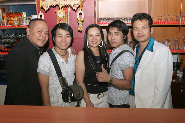 Thai-Zwillinge A und O im Musik-Cafe RCA