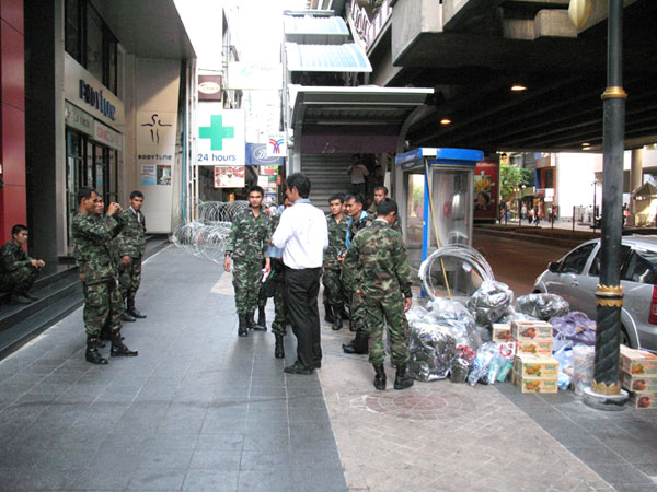 Thai-Soldaten in Bangkok, noch durchaus locker und freundlich