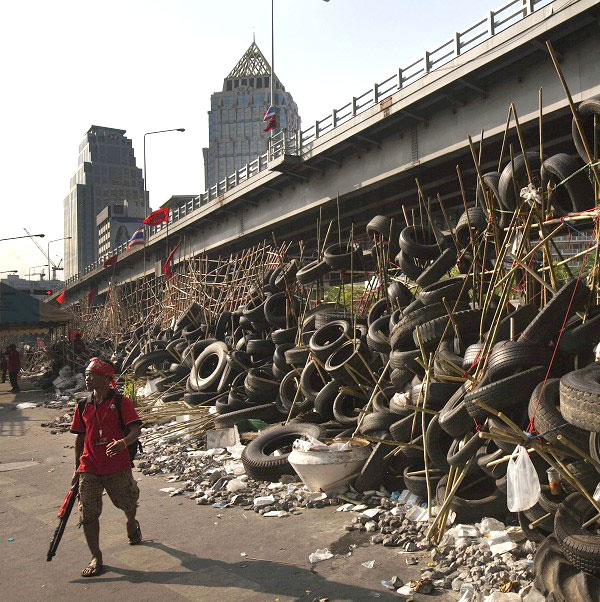 Die Barrikaden in Bangkok sind aus Babusspiessen und Autoreifen