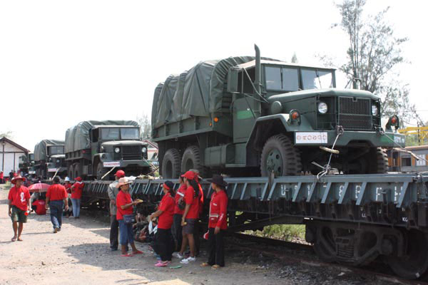 Rothemden blockieren einen Militärzug, der die Fahrzeuge nach Bangkok bringen wollte