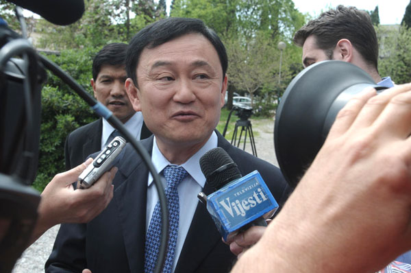 Ex-Premier Thaksin meldet sich live aus dem Ausland, um zu beweisen, dass er doch noch lebt.
