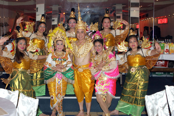 Toi mit der ganzen Thai-Tanzgruppe