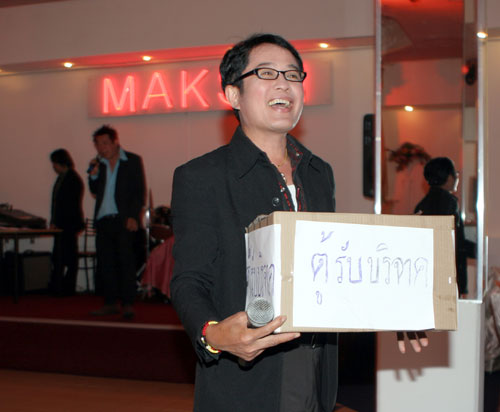 Benefiz-Veranstalter Toi mit der Spendenbox