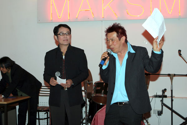 Toi und Edd bei der Moderation des Benefiz