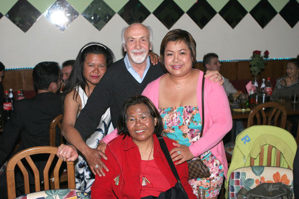 Hamid freut sich, er hat einen Asia-Shop am Thaipark