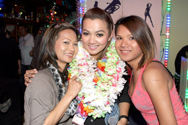 Biuw Kalayani im Scorpion, links Phu von der Krabi Thaimassage