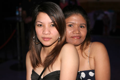 Zwei Thais beim Konzert in der Universal Hall