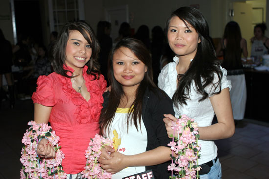Drei Thai-Schönheiten beim Konzert von Pai Pongsathorn