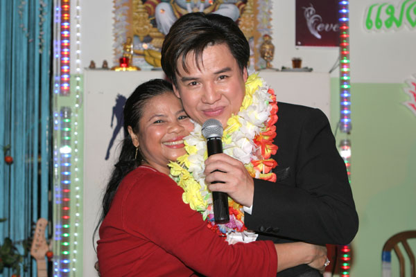 Som, Mama von Ornchen, knuddelt Rung Suriya 