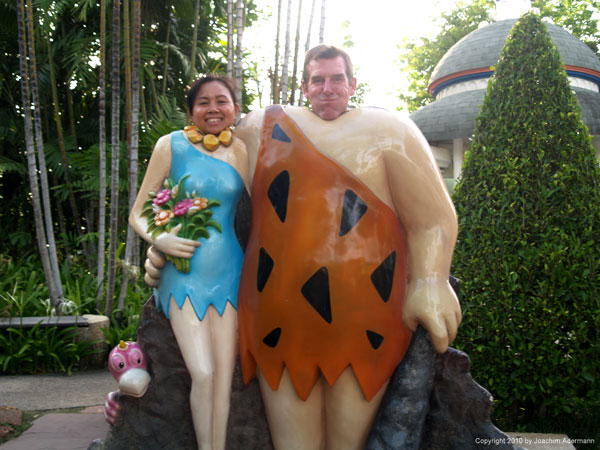 Der Autor und seine Frau in der Dream World in Bangkok