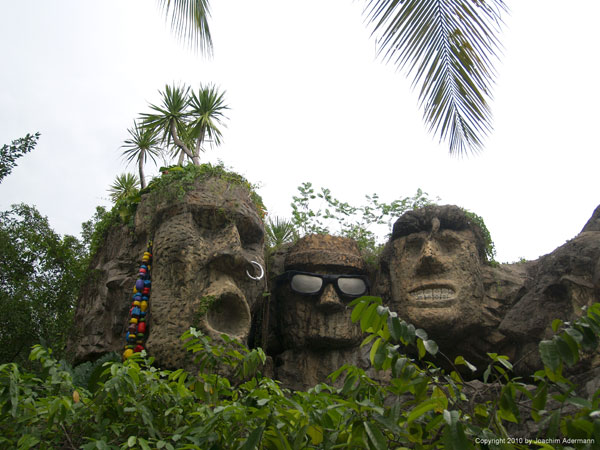 Skurrile Figuren in der Dream World in Bangkok