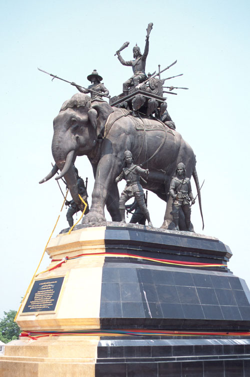 Das Suriyothai-Monument auf dem Makham Yong Feld in Ayutthaya