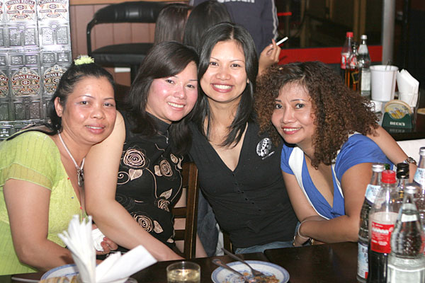 Beim Konzert von Gratai Khao im RCA