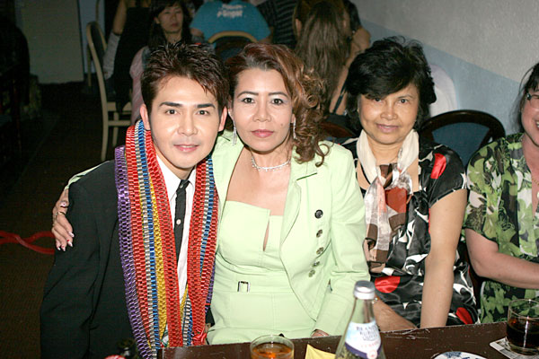 Weena hält den Thaistar im Arm