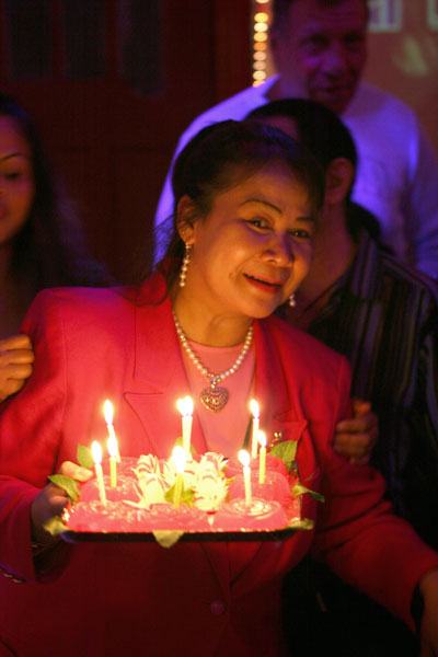 Thaifrau Dia im Lichte der Kerzen