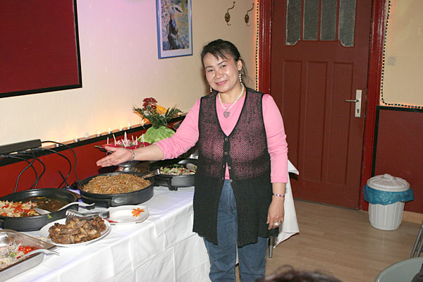 Dia präsentiert das Buffet im Lanna