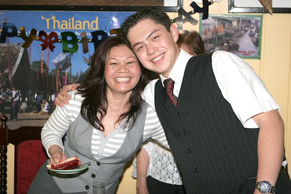 Thaifrau Wattana mit dem Sohnemann