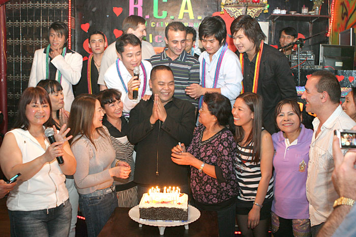 Bobo dankt für die tolle Torte mit den vielen Kerzen