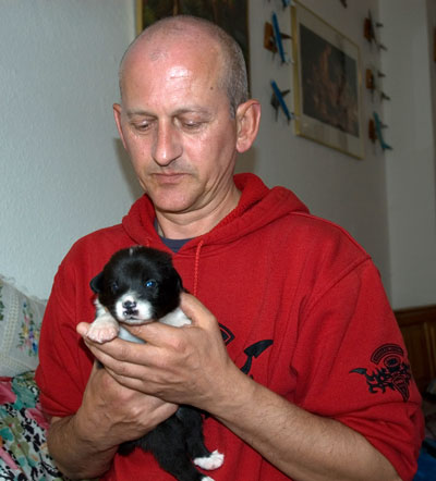 Farang-Chef mit einem der Welpen