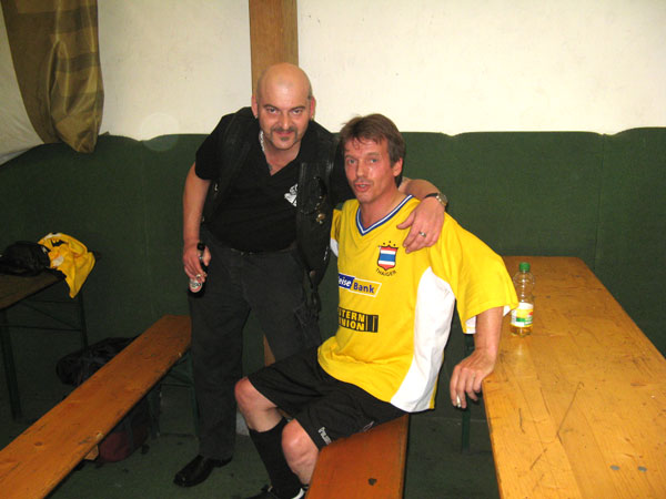 Gembo kümmert sich um abgekämpften Helmut