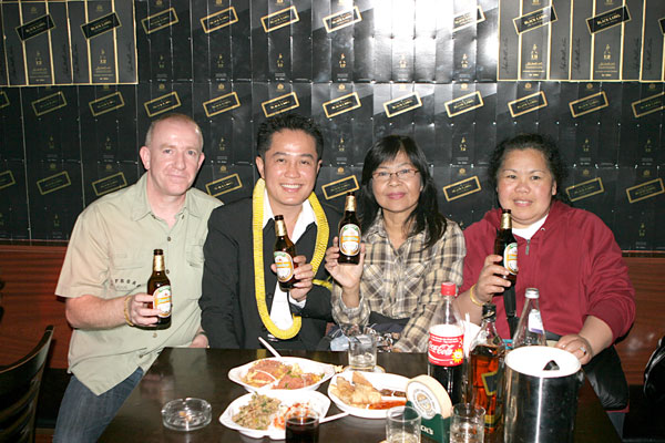 Angestossen wird mit Beer Lao