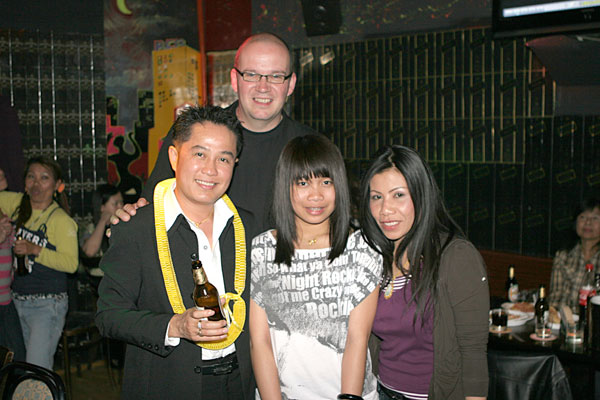 Rechts die Chefin der Somporn Thaimassage