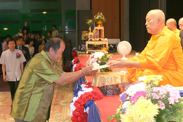 Papa Loh erhält ein Diplom für seine gute Arbeit