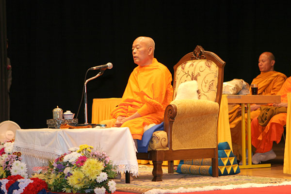 Der Mönch sprach ruhig und sehr lange