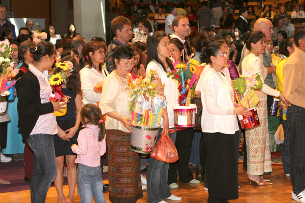 Lange Reihe derer, die Spenden abgeben wollten