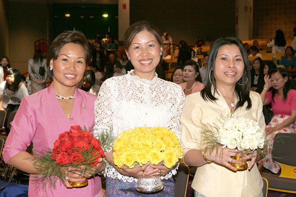 Drei Thaifrauen mit einem Blumenbukett
