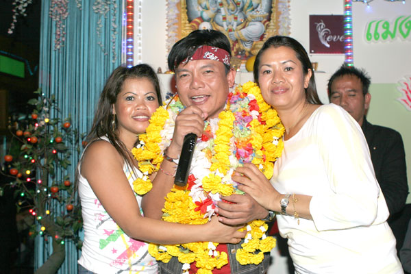 Sanook Singmat mit Ornchen (links) in Berlin 2011