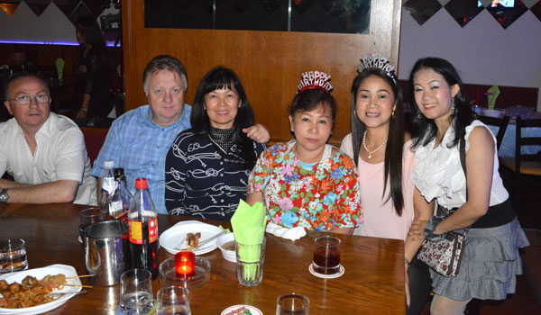 Thai feiern Happy Birthday im Berliner Scorpion