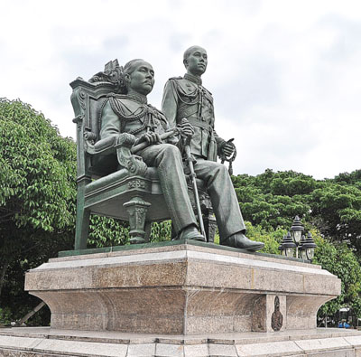 Denkmal für König Rama V. mit Prinz Vajiravudh in Bangkok