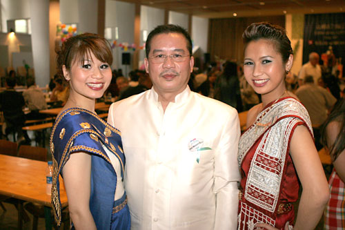 Herr Dang mit seinen schönen Töchtern Dänny und Lorry  (rechts) vom Bouakeo Asia Shop auf der Kantstrasse in Berlin