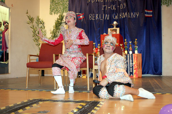 Toi und Bobo bei der Thai-Comedy