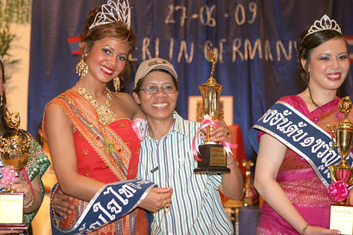 Die Gewinnerin der Miss-Wahl, Christina-Nina, mit der stolzen Mama