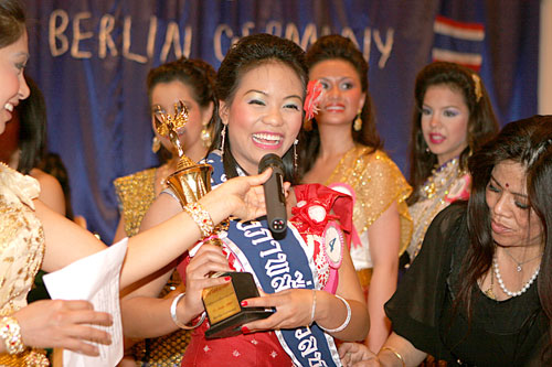 Kwan spitzbübisch als Miss Liebling der Fotografen