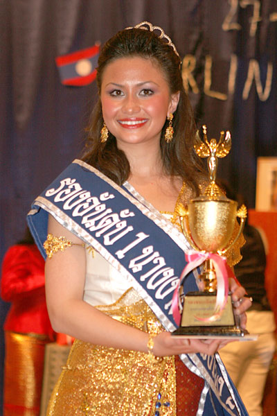 Strahlend präsentiert diese Schönheit ihren Pokal