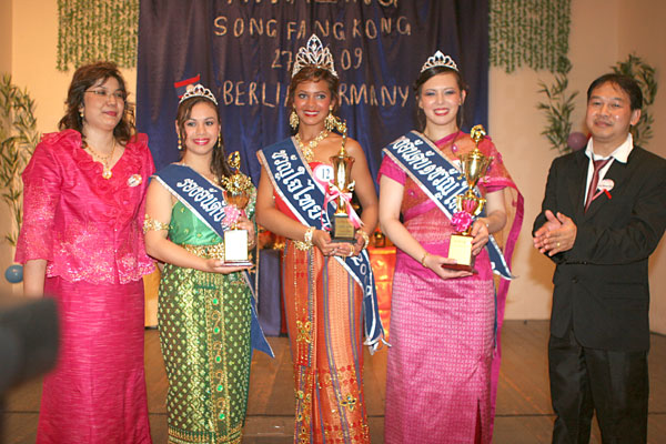 Die drei Erstplatzierten mit den beiden Veranstaltern.