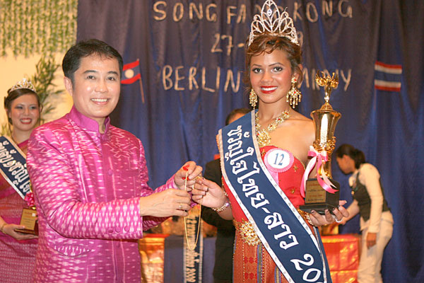 Toi überreicht der Siegerin eine goldene Kette