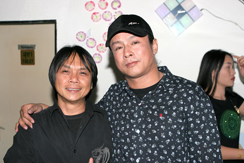 Tanwa Rasitanu mit DJ John - zwei thailändische Vollblut-Musiker 