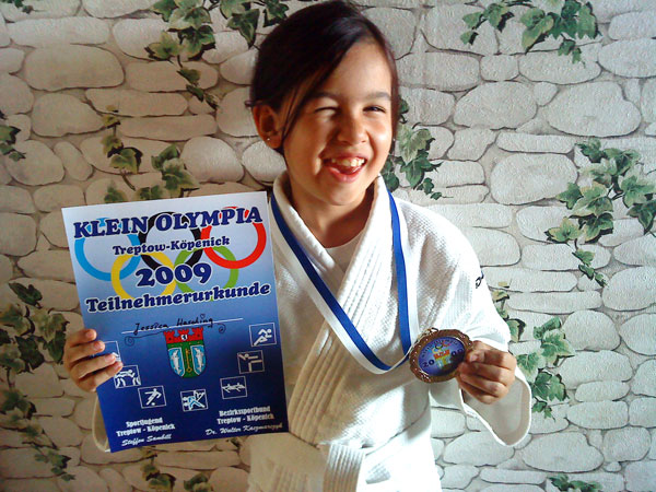 Jessi zeigt keck ihre Judo-Medaille