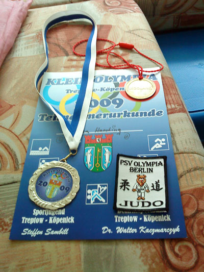 Die Urkunde und die Medaille.