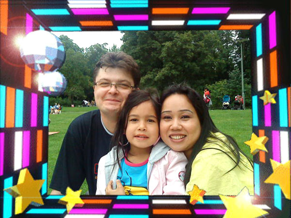 Papa, Mama, Kind. Steffen, Onjan, Jessica im Thai-Park.