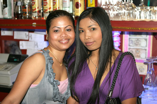 Nancy (links) sorgt für das Wohl der Gäste am Tresen.