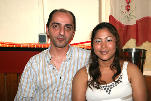 Thai Farang Paar in der LANNA-Karaoke in Berlin-Neukölln.