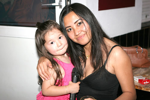 Kleine und grosse Karaoke-Sängerin in der Friedelstrasse 12.